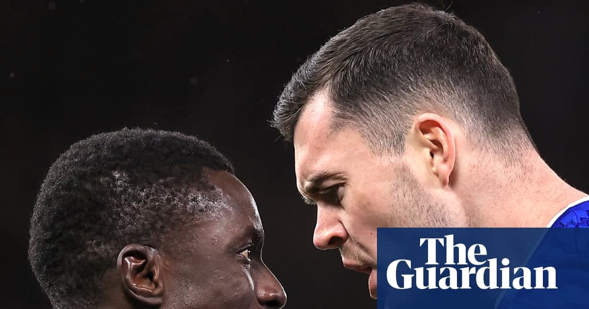 盖耶与基恩冲突致红牌，埃弗顿在老特拉福德击败曼联