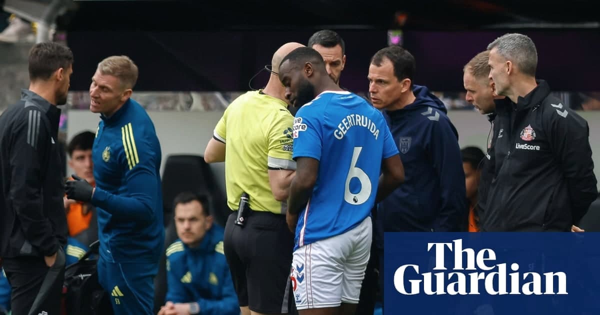 英超德比因种族辱骇事件暂停，桑德兰2-1逆转夺双杀纽卡斯尔