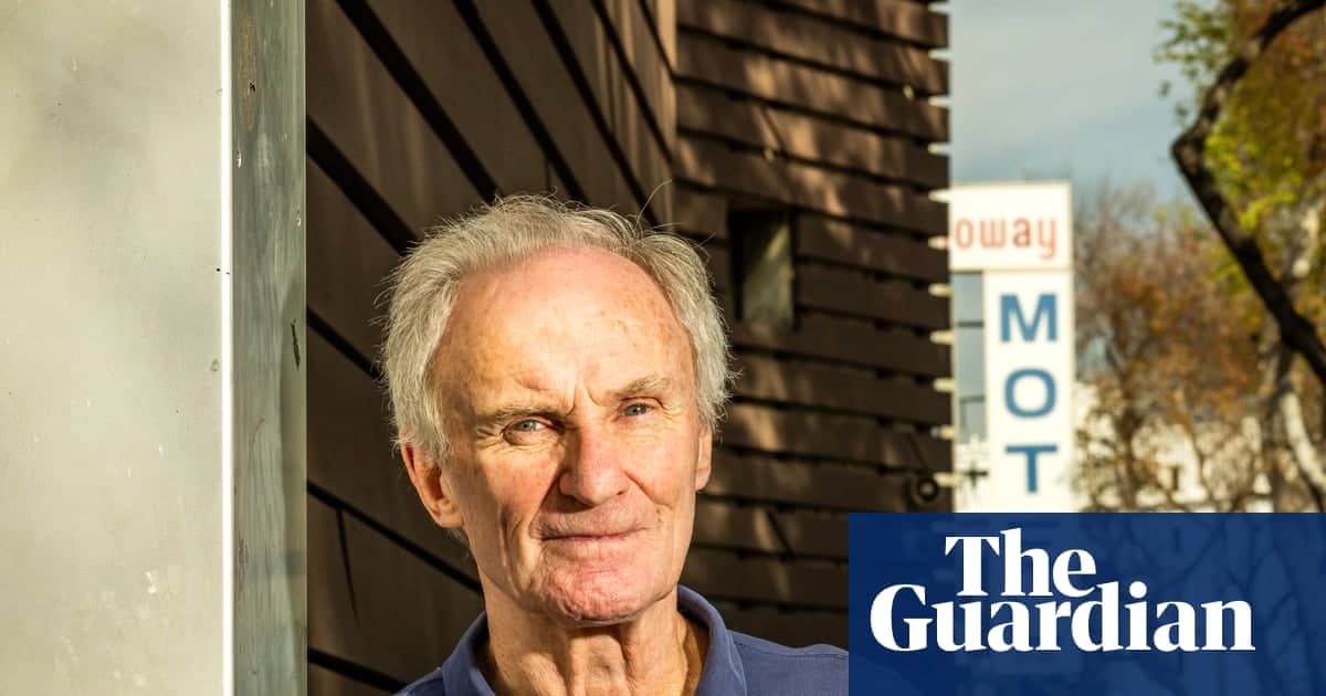 托尼·鲍威尔：隐藏身份的英格兰职业足球人生