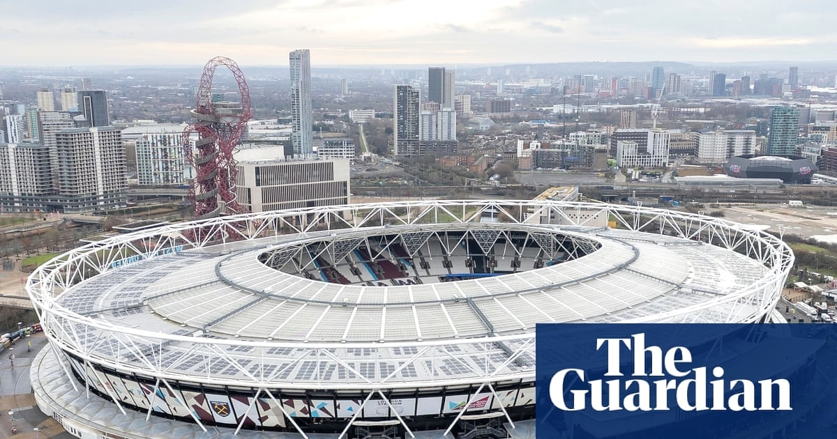 西汉姆联球迷因携带超大抗议横幅被禁赛五场