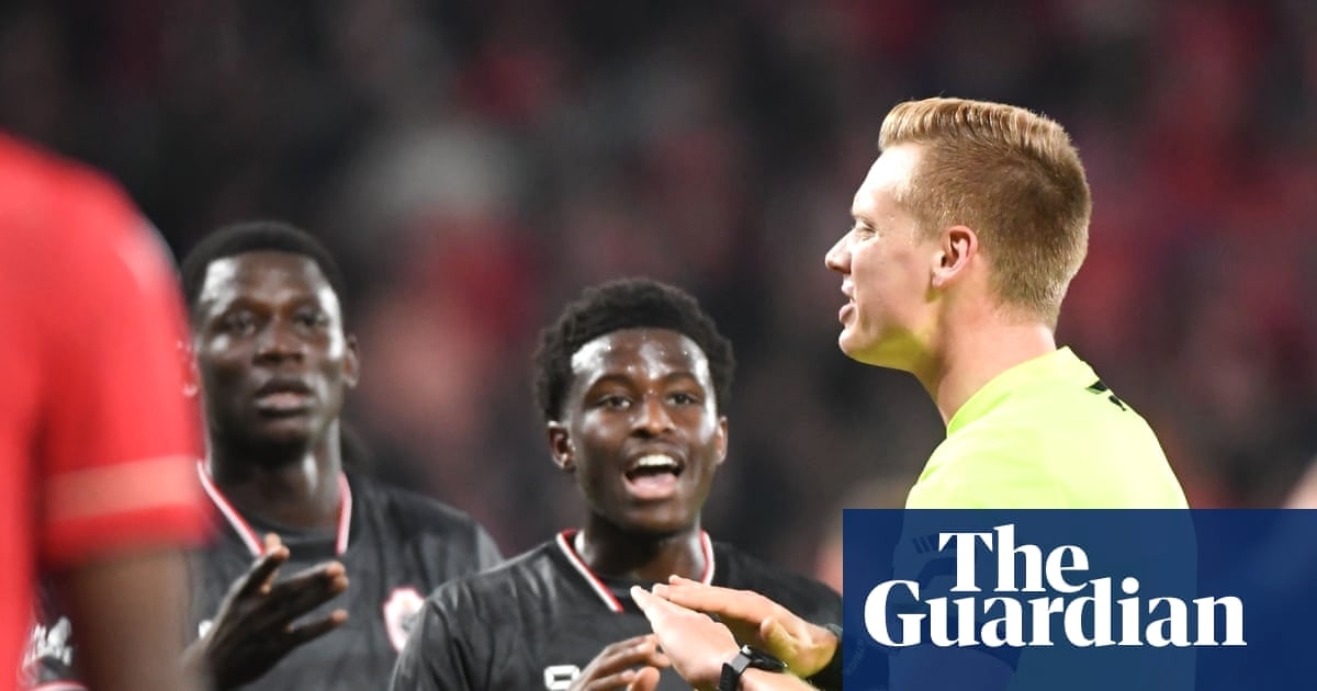 塑料杯击中裁判致比甲比赛87分钟中止,周一无观众补时